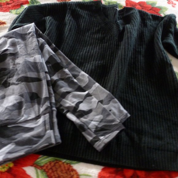 Rib- Knit Baggy V-neck Long sleeve Black sweater  MED - Picture 5 of 7